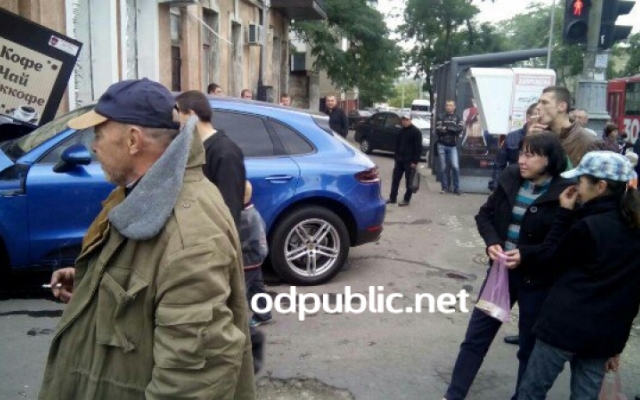 Серьезное ДТП на Колонтаевской: внедорожник врезался в здание Фото № 2 Серьезное ДТП на Колонтаевской: внедорожник врезался в здание Фото № 2
