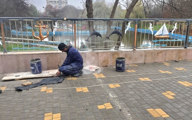 В парке Победы пешеходный мост украшают на 1,4 миллиона гривен Фото № 2 В парке Победы пешеходный мост украшают на 1,4 миллиона гривен Фото № 2