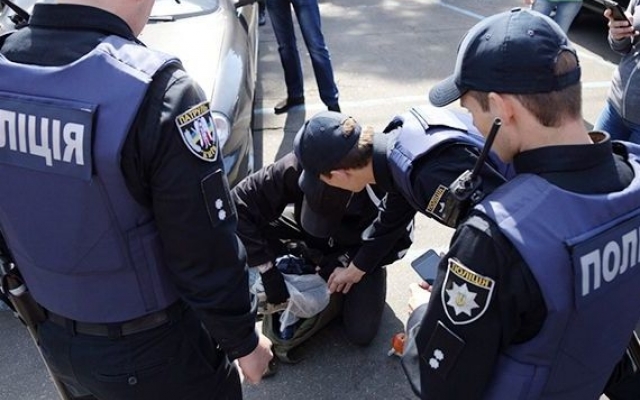 На Жуковского задержан подозрительный мужчина с гранатой в сумке Фото № 0 На Жуковского задержан подозрительный мужчина с гранатой в сумке Фото № 0