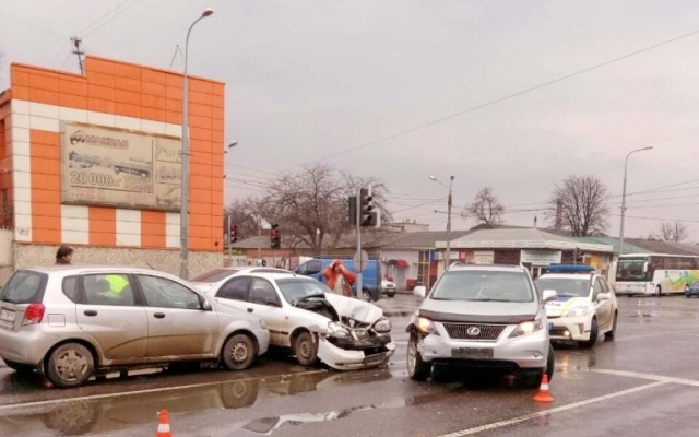 На Балковской серьёзная авария с участием трёх машин Фото № 2 На Балковской серьёзная авария с участием трёх машин Фото № 2