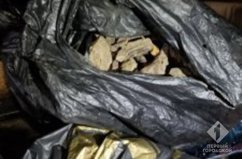 Иностранец пытался вывезти из Одессы 18 килограмм янтаря Фото № 0 Иностранец пытался вывезти из Одессы 18 килограмм янтаря Фото № 0