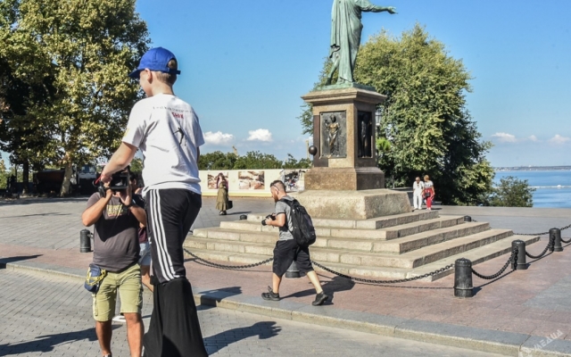 Два маленьких одессита на ходулях установили новые рекорды (ФОТО) Фото № 0 Два маленьких одессита на ходулях установили новые рекорды (ФОТО) Фото № 0