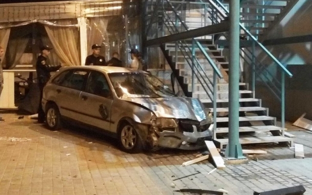 Авария на жилмассиве Котовского, две иномарки влетели в торговый комплекс Фото № 0 Авария на жилмассиве Котовского, две иномарки влетели в торговый комплекс Фото № 0