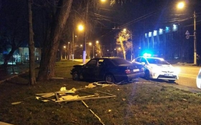 На проспекте Шевченко водитель не справился с управлением и врезался в рекламный щит Фото № 0 На проспекте Шевченко водитель не справился с управлением и врезался в рекламный щит Фото № 0