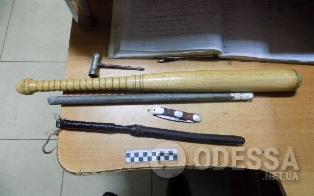 Задержаны трое мужчин, вооружённых холодным оружием Фото № 1 Задержаны трое мужчин, вооружённых холодным оружием Фото № 1