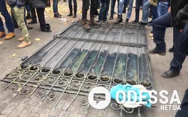 Активисты сняли ворота Летнего театра в Горсаду и забаррикадировали ими вход в Одесскую мэрию Фото № 4 Активисты сняли ворота Летнего театра в Горсаду и забаррикадировали ими вход в Одесскую мэрию Фото № 4