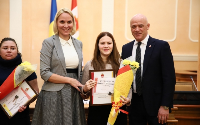 Мэр Одессы вручил ключи от квартир детям-сиротам Фото № 7 Мэр Одессы вручил ключи от квартир детям-сиротам Фото № 7
