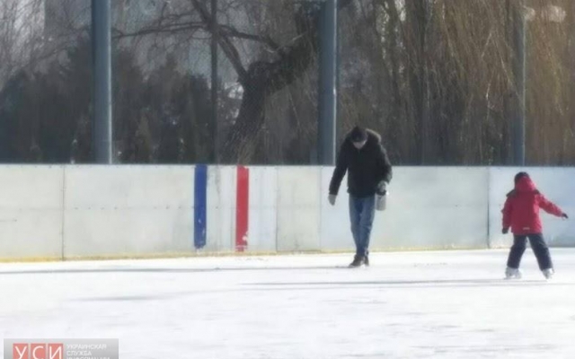 Каток в Черноморске незаконен и опасен для посетителей Фото № 0 Каток в Черноморске незаконен и опасен для посетителей Фото № 0