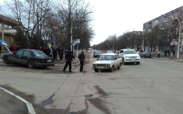 В Измаиле иномарка снесла дорожный знак (ФОТО) Фото № 2 В Измаиле иномарка снесла дорожный знак (ФОТО) Фото № 2
