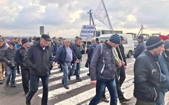 Утром одесские сельхозпроизводители перекрыли трассу Киев - Одесса Фото № 0 Утром одесские сельхозпроизводители перекрыли трассу Киев - Одесса Фото № 0