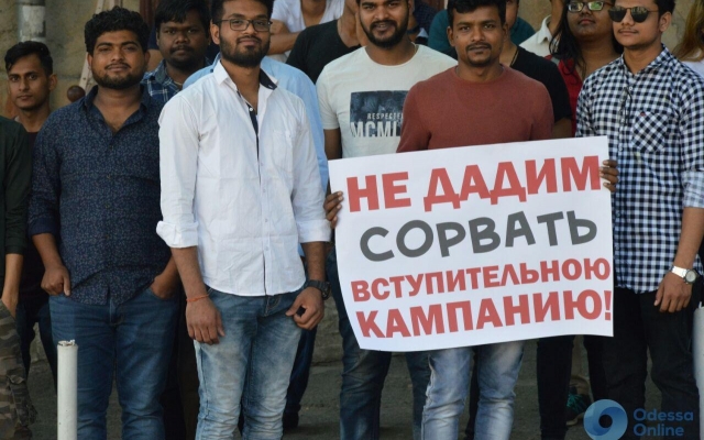 Под стенами ОНМедУ митинговали студенты из Индии (ФОТО) Фото № 2 Под стенами ОНМедУ митинговали студенты из Индии (ФОТО) Фото № 2