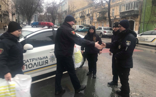 Одесские патрульные продолжают собирать мягкие игрушки для детей Фото № 2 Одесские патрульные продолжают собирать мягкие игрушки для детей Фото № 2