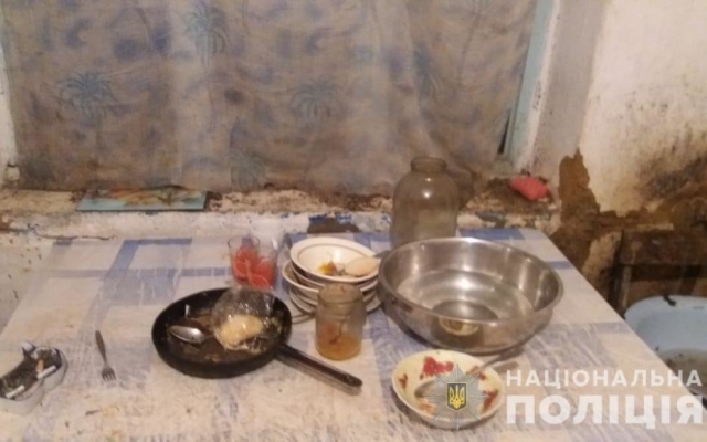 Грязная одежда и бельё, на полу окурки — в Одесской области обнаружили очередную горе-мать Фото № 1 Грязная одежда и бельё, на полу окурки — в Одесской области обнаружили очередную горе-мать Фото № 1