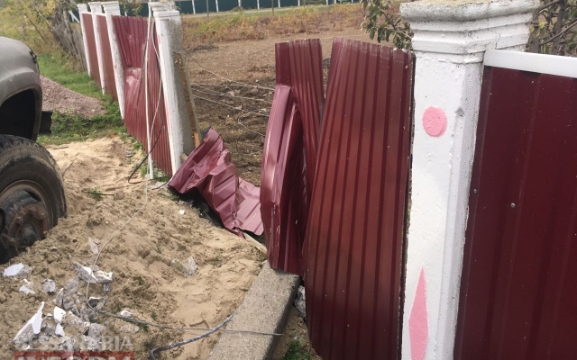 В Одесской области произошло ЧП: автокран повалил электрический столб Фото № 2 В Одесской области произошло ЧП: автокран повалил электрический столб Фото № 2