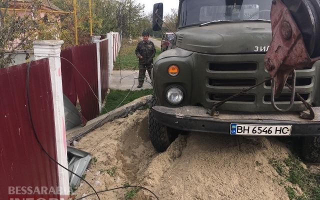 В Одесской области произошло ЧП: автокран повалил электрический столб Фото № 3 В Одесской области произошло ЧП: автокран повалил электрический столб Фото № 3