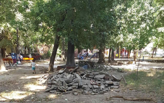 «Спасибо, уже не надо»: одесситы просят убрать мусор во дворе, который оставил кандидат в депутаты Фото № 2 «Спасибо, уже не надо»: одесситы просят убрать мусор во дворе, который оставил кандидат в депутаты Фото № 2