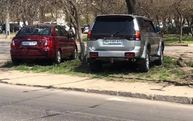 Как одесские автохамы паркуются на зелёных участках города (ФОТО) Фото № 1 Как одесские автохамы паркуются на зелёных участках города (ФОТО) Фото № 1
