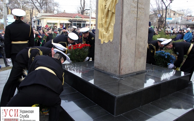 Сегодня одесситы вспоминают жертв Голодомора и несут цветы к памятнику трагедии Фото № 5 Сегодня одесситы вспоминают жертв Голодомора и несут цветы к памятнику трагедии Фото № 5