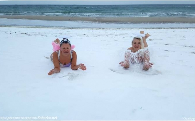 Смелые одесситки устроили фотосессию в купальниках на пляже Фото № 0 Смелые одесситки устроили фотосессию в купальниках на пляже Фото № 0