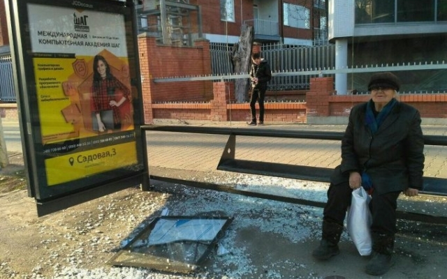 В Одессе разбили стеклянную остановку (ФОТО) Фото № 0 В Одессе разбили стеклянную остановку (ФОТО) Фото № 0