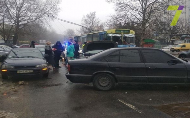 В Киевском районе Одессы произошло массовое ДТП (ФОТО) Фото № 2 В Киевском районе Одессы произошло массовое ДТП (ФОТО) Фото № 2