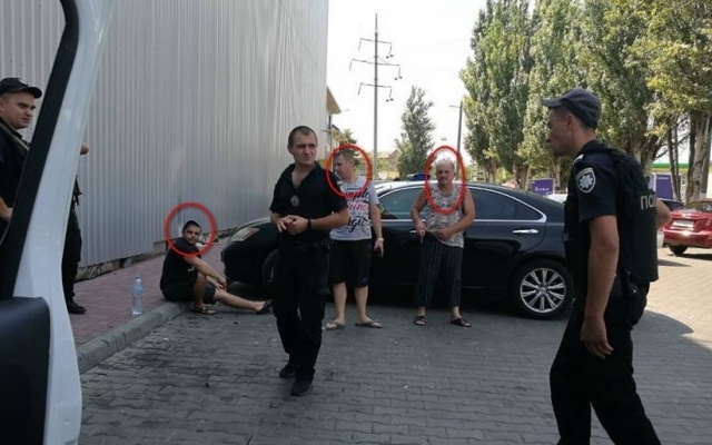 В Одессе автохам напал на прохожих, которые сделали ему замечание Фото № 1 В Одессе автохам напал на прохожих, которые сделали ему замечание Фото № 1