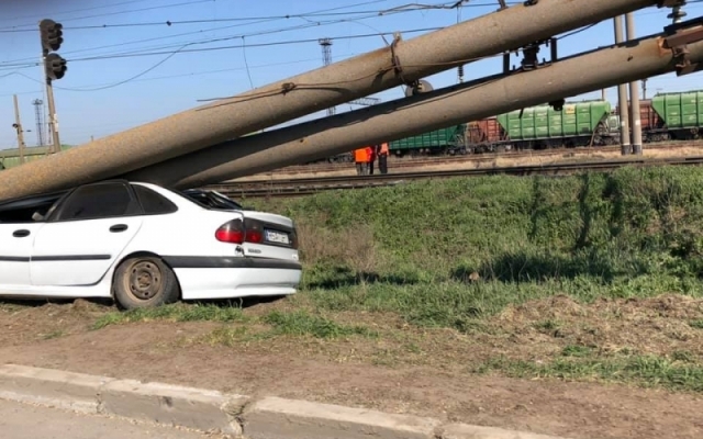 В Черноморске легковушка въехала в электроопору (ФОТО) Фото № 2 В Черноморске легковушка въехала в электроопору (ФОТО) Фото № 2