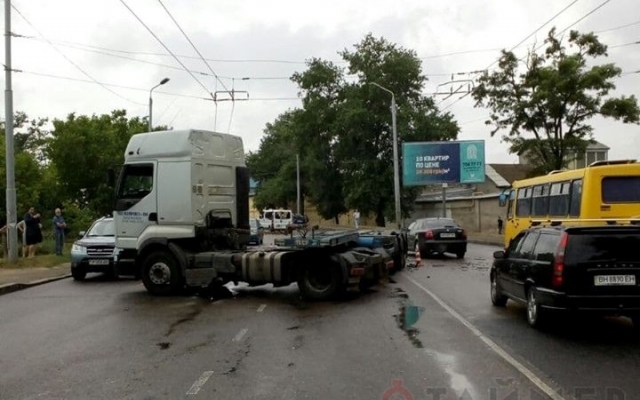 ДТП на Слободке: фура уничтожила Volvo (ФОТО) Фото № 0 ДТП на Слободке: фура уничтожила Volvo (ФОТО) Фото № 0