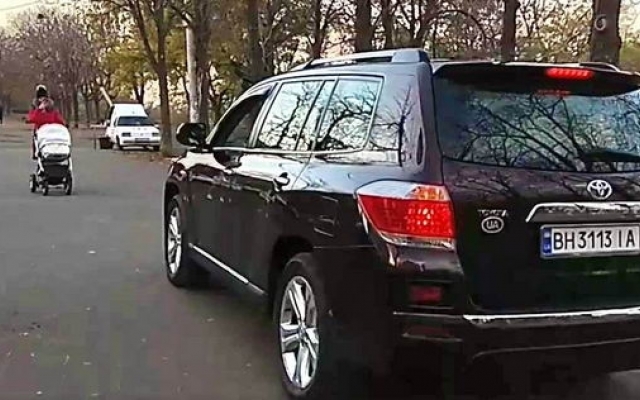 Огромный джип катался по бульвару Жванецкого и пугал мам с колясками (ВИДЕО) Фото № 1 Огромный джип катался по бульвару Жванецкого и пугал мам с колясками (ВИДЕО) Фото № 1