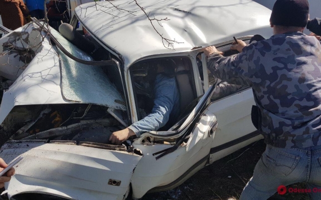 В Лиманском районе легковушка врезалась в дерево: двое погибло (ФОТО) Фото № 0 В Лиманском районе легковушка врезалась в дерево: двое погибло (ФОТО) Фото № 0