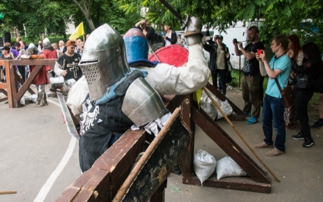 В парке Шевченко сражались рыцари (ФОТО) Фото № 2 В парке Шевченко сражались рыцари (ФОТО) Фото № 2