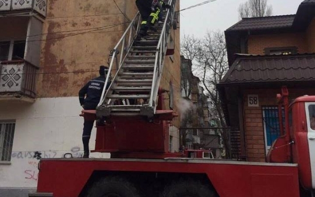 Из пожара в одесской пятиэтажке спасли троих человек (ФОТО) Фото № 2 Из пожара в одесской пятиэтажке спасли троих человек (ФОТО) Фото № 2