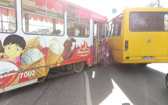 В Аркадии произошло ДТП из-за несоблюдения правил дорожного движения Фото № 2 В Аркадии произошло ДТП из-за несоблюдения правил дорожного движения Фото № 2