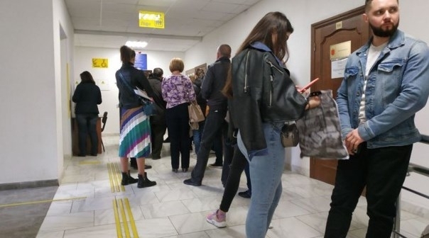 Жители Одессы стоят в очередях для смены участка голосования Фото № 0 Жители Одессы стоят в очередях для смены участка голосования Фото № 0