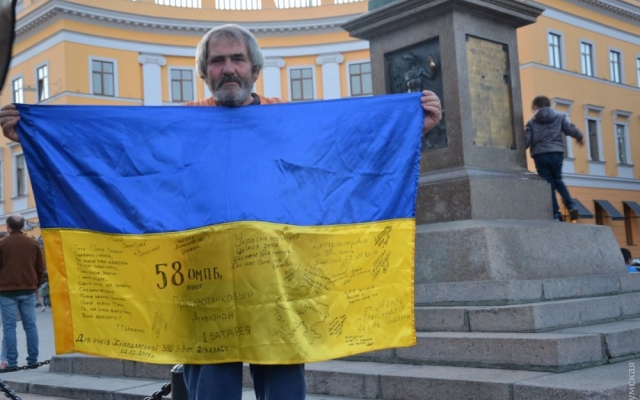 С песнями и лампадами одесситы вышли на акцию протеста против С песнями и лампадами одесситы вышли на акцию протеста против
