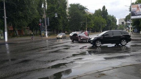 Утром в Одессе дорогу не поделили две иномарки (ФОТО) Фото № 0 Утром в Одессе дорогу не поделили две иномарки (ФОТО) Фото № 0