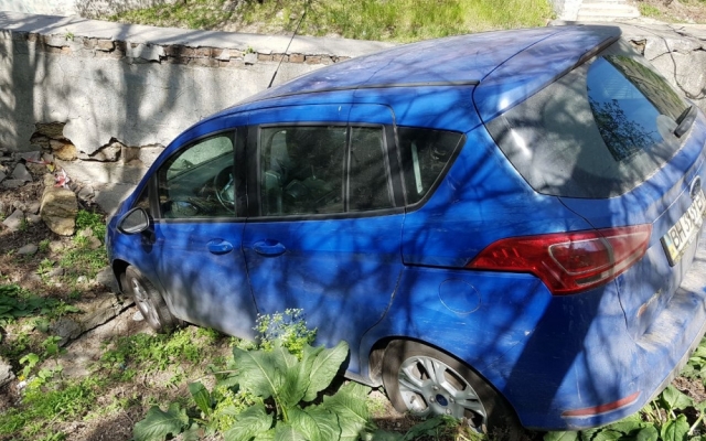 В Одессе автомобиль сам съехал со склона (ФОТО) Фото № 4 В Одессе автомобиль сам съехал со склона (ФОТО) Фото № 4