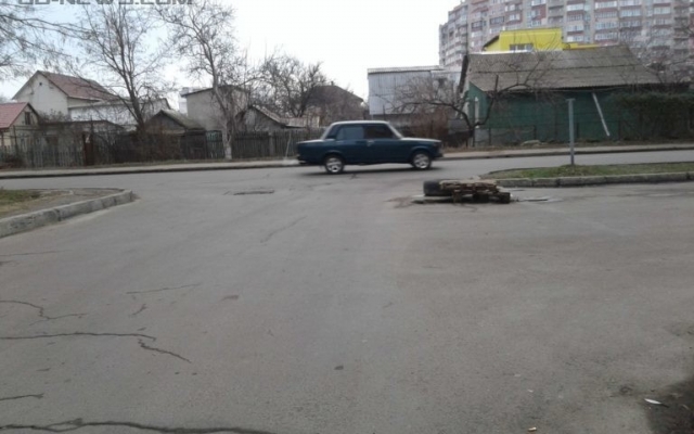 Вниманию одесских водителей: несколько люков без крышек (ФОТО) Фото № 0 Вниманию одесских водителей: несколько люков без крышек (ФОТО) Фото № 0