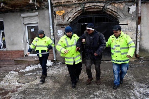 Одесские волонтёры спасли истекающего кровью мужчину Фото № 0 Одесские волонтёры спасли истекающего кровью мужчину Фото № 0