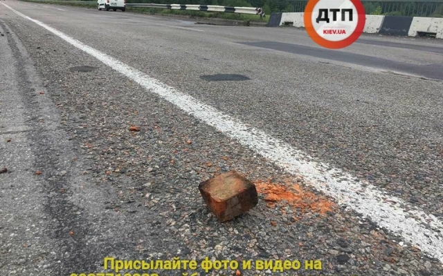 Хулиганы бросают камни в машины, проезжающие по Одесской трассе, — Соцсети (ФОТО) Фото № 3 Хулиганы бросают камни в машины, проезжающие по Одесской трассе, — Соцсети (ФОТО) Фото № 3