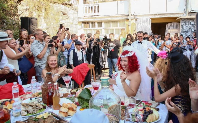 На Молдаванке в День города сыграли традиционную одесскую свадьбу Фото № 0 На Молдаванке в День города сыграли традиционную одесскую свадьбу Фото № 0