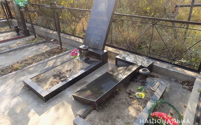 Малолетние вандалы разрушили памятники в селе Подольского района (ФОТО) Фото № 1 Малолетние вандалы разрушили памятники в селе Подольского района (ФОТО) Фото № 1