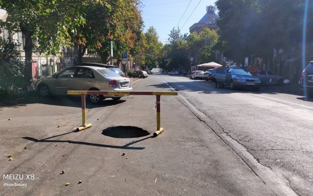 В центре Одессы на дороге образовалась двухметровая яма (ФОТО) Фото № 2 В центре Одессы на дороге образовалась двухметровая яма (ФОТО) Фото № 2