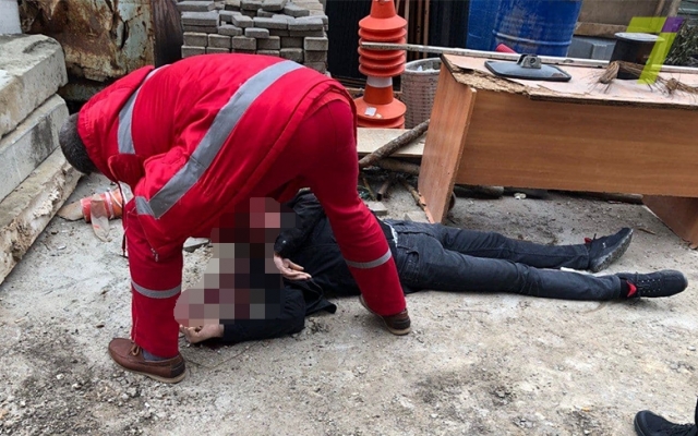 На Черёмушках парень прыгнул из окна (ФОТО 18+) Фото № 1 На Черёмушках парень прыгнул из окна (ФОТО 18+) Фото № 1