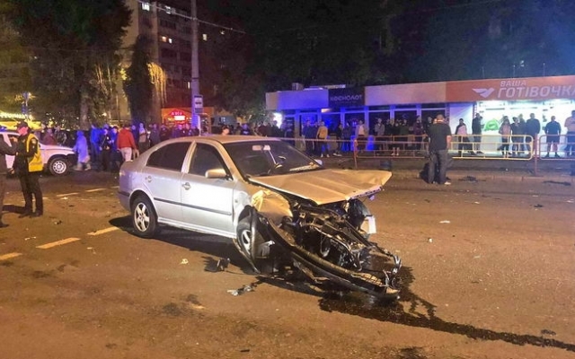В Одессе BMW на 100 км/ч влетел в трамвайную остановку: есть погибшие (ФОТО) Фото № 1 В Одессе BMW на 100 км/ч влетел в трамвайную остановку: есть погибшие (ФОТО) Фото № 1