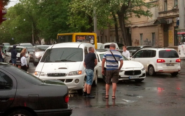 В Одессе Maserati врезался в микроавтобус (ФОТО, ВИДЕО) Фото № 2 В Одессе Maserati врезался в микроавтобус (ФОТО, ВИДЕО) Фото № 2