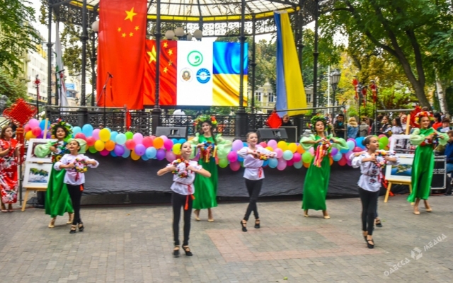 В Горсаду с размахом отпраздновали День Институтов Конфуция (ФОТО) Фото № 3 В Горсаду с размахом отпраздновали День Институтов Конфуция (ФОТО) Фото № 3