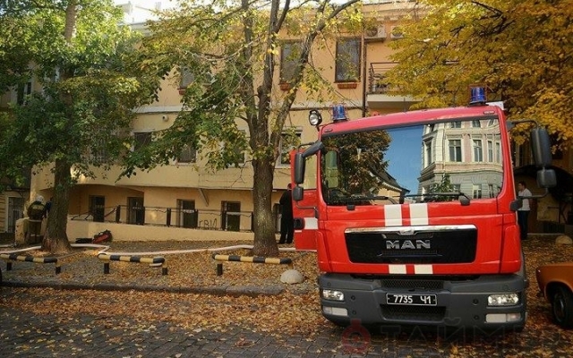 Пожар на Дерибасовской: горит полуподвальное помещение Фото № 4 Пожар на Дерибасовской: горит полуподвальное помещение Фото № 4
