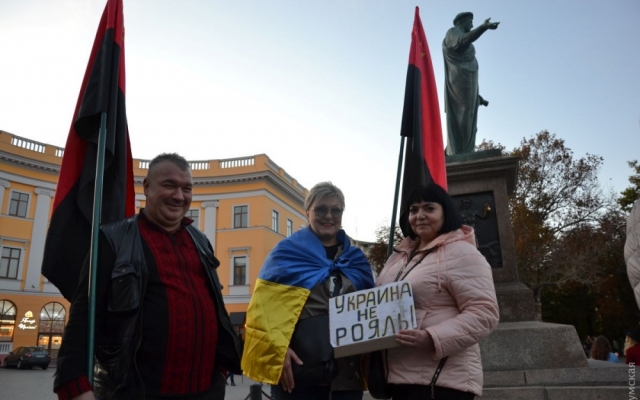 С песнями и лампадами одесситы вышли на акцию протеста против С песнями и лампадами одесситы вышли на акцию протеста против