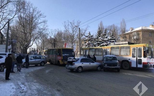 Из-за ДТП в Одессе образовалась огромная пробка Фото № 1 Из-за ДТП в Одессе образовалась огромная пробка Фото № 1